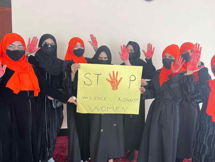 Afghanske kvinder og piger er »hverken tavse eller overvundet«, siger Free Women’s Movement of Afghanistan i forbindelse med FN’s internationale dag for afskaffelse af vold mod kvinder. Foto: Stringer