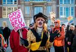 En moddemonstration mod AfD's protest meldte sig hurtigt ved Humboldt Forum i Berlin søndag eftermiddag.  Den havde ifølge tyske medier dobbelt så mange deltagere. Foto: John Macdougall/Ritzau Scanpix