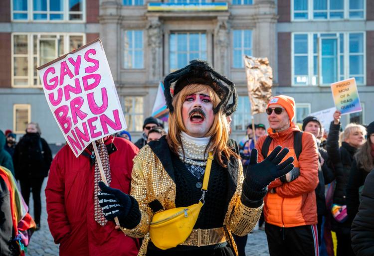 En moddemonstration mod AfD's protest meldte sig hurtigt ved Humboldt Forum i Berlin søndag eftermiddag.  Den havde ifølge tyske medier dobbelt så mange deltagere. Foto: John Macdougall/Ritzau Scanpix