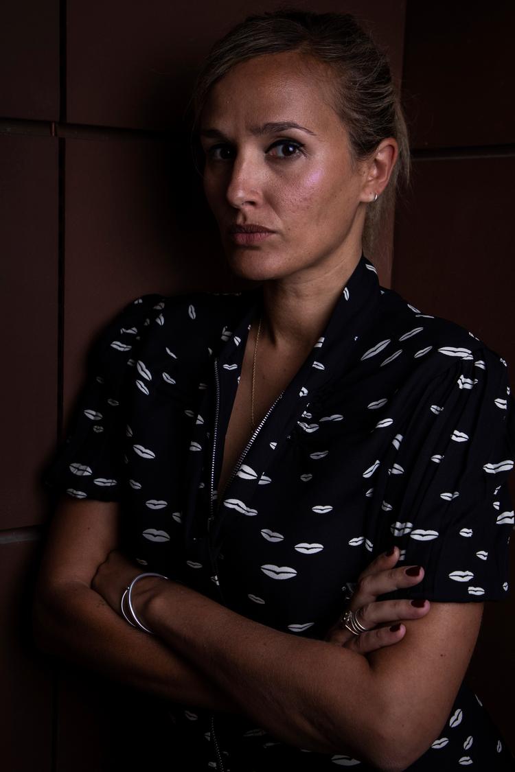 Den franske instruktør Julia Ducournau vandt en Guldpalme i Cannes for sin body horror-film 'Titane' i 2021. Hendes nye film, 'Alpha', handler om et mor-datter-forhold, om nedarvede traumer - og om at blive smittet af frygt.  Foto: Vianney Le Caer/Ritzau Scanpix