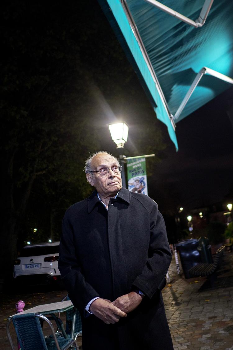 Det smerter Moncef Marzouki at se, hvad den nuværende præsident Kais Saied er i gang med at gøre ved hans hjemland: »Det er forfærdeligt, for vi kunne have gjort det meget bedre. Men historien viser også, at regimeskifte tager tid. Tag Frankrig. Efter den Franske Revolution i 1789 fulgte et helt århundrede med revolution efter revolution. Så hvorfor forvente andet af Tunesien?«. Foto: Janus Engel/Janus Engel