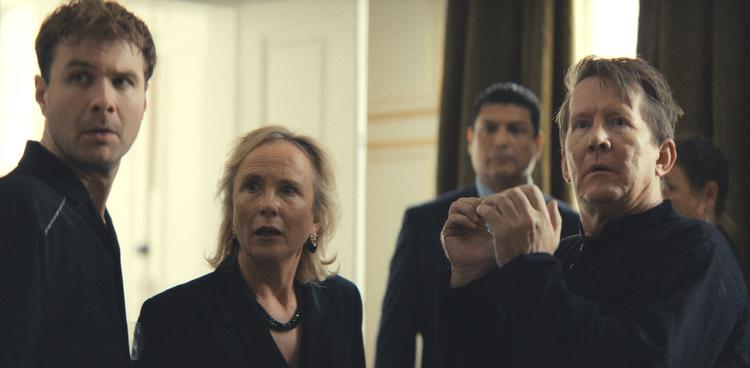 Lisbeth Wulff har rollen som moderdyret Rigmor, der bestemmer, at familien fremover skal leve uden rigdommens åg. Foto: David Bauer