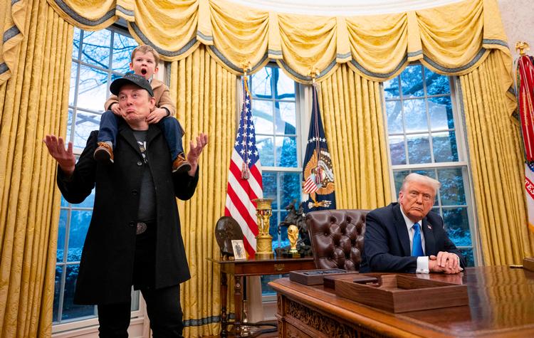 Tesla og SpaceX' administrerende direktør Elon Musk med sin søn gestikulerer, men den amerikanske præsident Donald Trump underskriver bekendtgørelser i Det Ovale Kontor i Det Hvide Hus i Washington. Foto: Jim Watson/Ritzau Scanpix