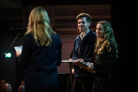 Lærerteamet Kenneth Knudsen og Line Nielsen fra Sorø Borgerskole sluttede deres tale af med en generel opfordring til forsamlingen. Foto: Janus Engel