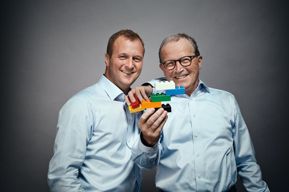 Familien Kirk Kristiansen, som ejer LEGO Koncernen, er fortsat Danmraks rigeste. Her ses Thomas Kirk Kristiansen (tv.) og hans far, Kjeld Kirk Kristiansen. Arkivfoto:  Lego