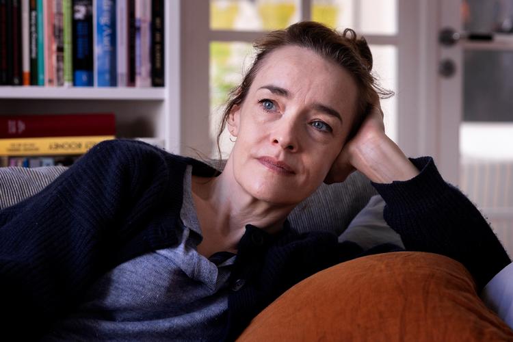     Skuespiller Maria Rossing puster ud efter 30 forestillinger, hvor hun som ene kvinde har spillet en hel landsby i Kejseren af Portugalien på Betty Nansen Teatret. Nu glæder hun sig til at se mennesker igen. Foto: Finn Frandsen