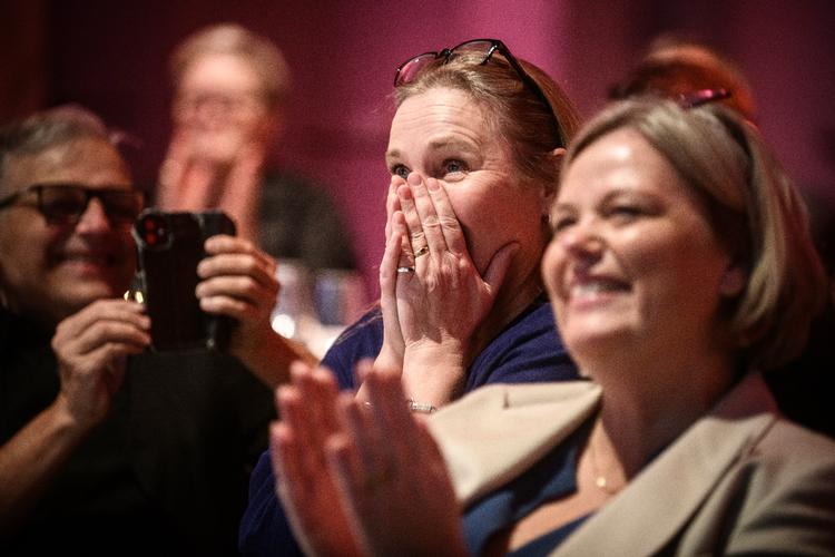 Gymnasielærer og hovedprisvinder Bertha Rex Coley reagerer på en hyldestvideo fra sine elever og kollegaer til prisfesten for Politikens Undervisningspris. Til højre for hende ses Amalie Kestler, Politikens chefredaktør. Foto: Janus Engel/
