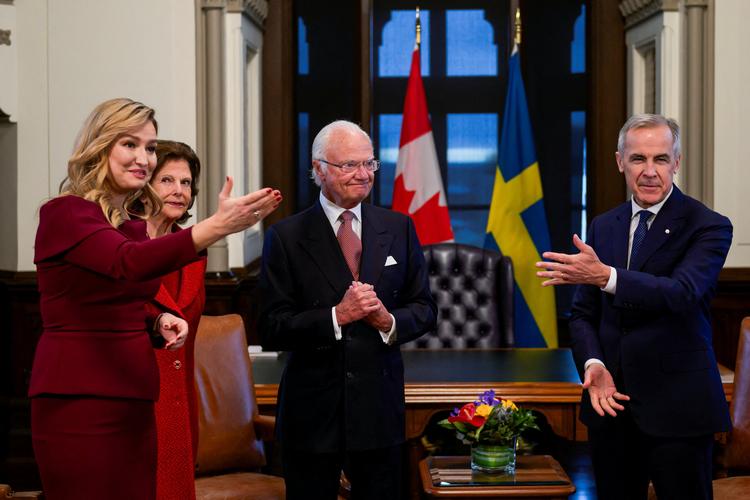 Ebba Busch ses her i selskab med dronning Silvia og kong Carl Gustaf under et besøg i Canada i sidste uge, hvor de besøgte premierminister Mark Carney.  Foto: James Park/Ritzau Scanpix