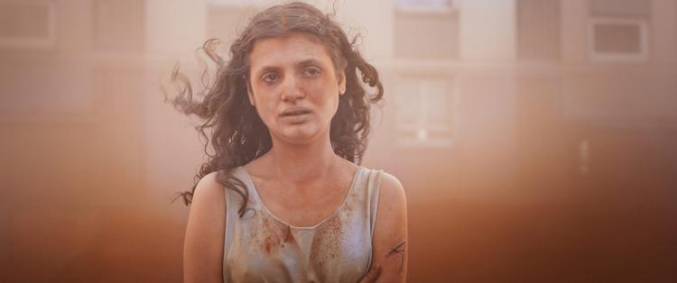 Mélissa Boros er karismatisk og fint registrerende i rollen som 13-årige Alpha midt i et coming-of-age-drama, der vil for meget og efterlader hende midt i ruinerne af for mange ambitioner.  Foto: Mandarin & Compagnie