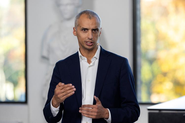 »I dag er der alt for mange elever, som ender ved PPR (pædagogisk, psykologisk, rådgivning, red) og i børne-ungepsykiatrien, som vi burde kunne have hjulpet tidligere«, siger Mattias Tesfaye. Foto: Loui Pedersen