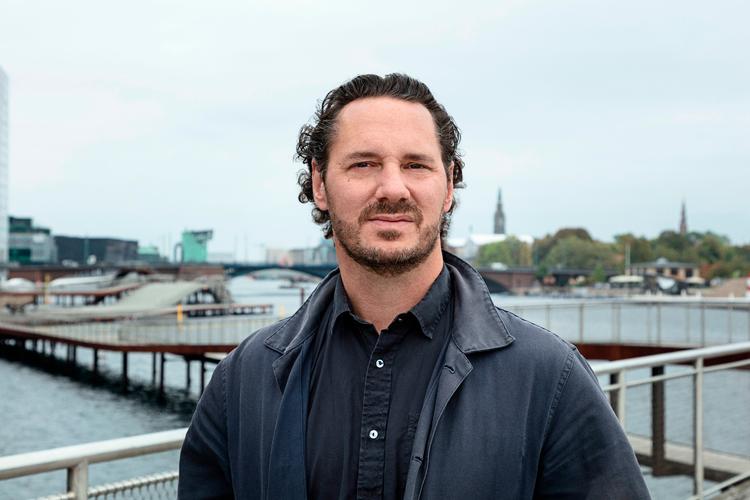 Det var lidt tilfældigt, at belgiske Julien De Smedt havnede i København. I dag bor han også i Paris, men kunne ikke forestille sig at forlade København. »København er en meget fredelig, organiseret og stadig levende base at have midt i stormen af ting, der sker i mit liv«, siger han.  Foto: Laura Stamer