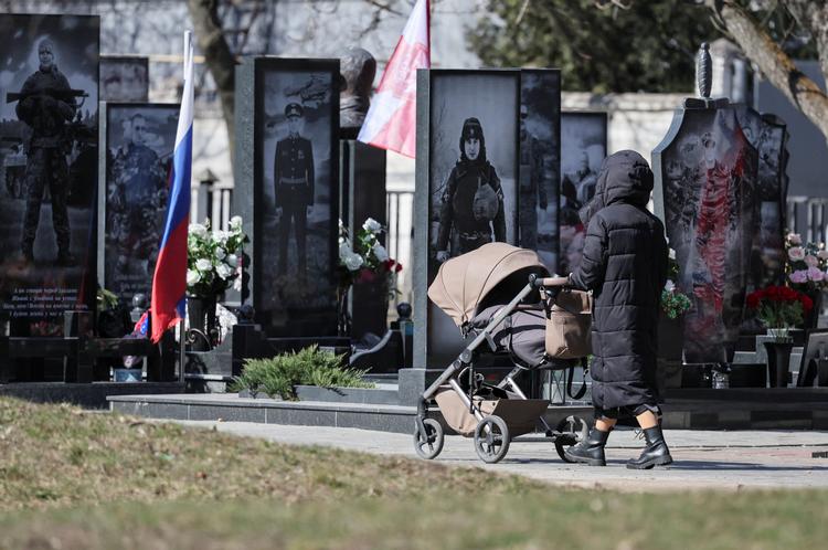 Trods mange døde russiske soldater går livet videre. Den norske journalist og forfatter Åsne Seierstad har på sine rejser i Rusland mødt mange almindelige russere, der accepterer krigen mod Ukraine som noget, der ikke kan ændres. Fotografiet er fra en kirkegård i Kursk. Foto: Shamil Zhumatov/Ritzau Scanpix