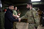 Den ukrainske præsident Volodymyr Zelenskyj besøgte tidligere på måneden tropper i Donetsk, regionen som i Donald Trumps oprindelige plan for fred skulle overgives fuldt og helt til Rusland. Foto: Presidential Office of Ukraine/Ritzau Scanpix
