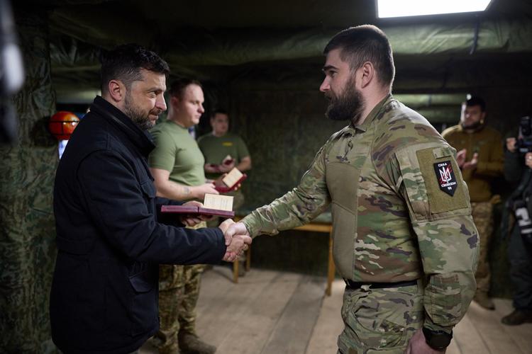 Den ukrainske præsident Volodymyr Zelenskyj besøgte tidligere på måneden tropper i Donetsk, regionen som i Donald Trumps oprindelige plan for fred skulle overgives fuldt og helt til Rusland. Foto: Presidential Office of Ukraine/Ritzau Scanpix
