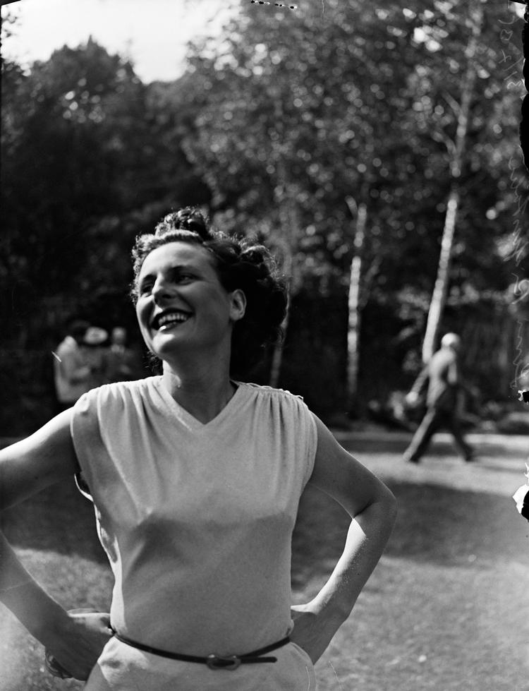 I 1938 besøgte Leni Riefenstahl, der da allerede havde instrueret propagandafilm om nazistiske partisamlinger og de olympiske lege i Berlin, Danmark. Hun er her fotograferet i haven hos biografdirektør Urban Gad i Humlebæk. Foto: Holger Damgaard