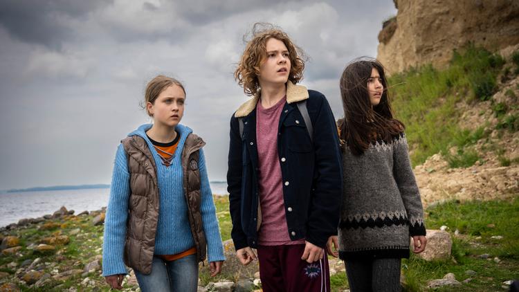 Børnene Celine, Valde og Tala skal sørge for, at skoven ikke krænkes. De spilles af Ida Skelbæk-Knudsen, Sander Løkke Berg og Flora Augusta. Foto: Per Arnesen/TV 2 