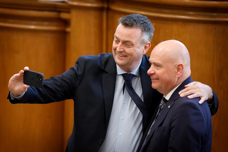 Socialdemokraternes Leif Lahn Jensen (tv.) og Venstres Søren Gade sidder på de to øverste poster i Folketingets ledelse, præsidiet, som har tildelt Henrik Sass Larsen en førtidsfolketingspension. Foto: Jens Dresling