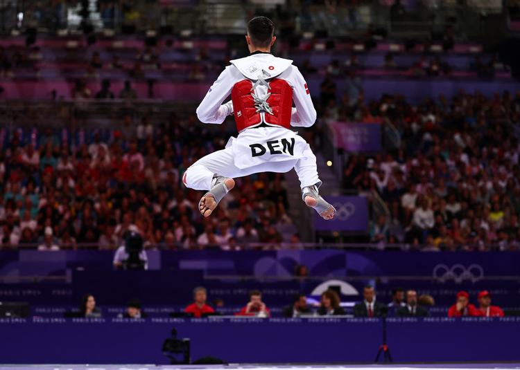 Edi Hrnic, der vandt bronze ved OL i 2024, havde et så dårligt forhold til landsholdsledelsen, at han er stoppet. Her varmer han op ved OL inden kampen mod australske Leon Sejranovic, som Edi Hrnic vandt, hvilket sendte ham i OL-bronzefinalen. Foto: Tingshu Wang/Ritzau Scanpix