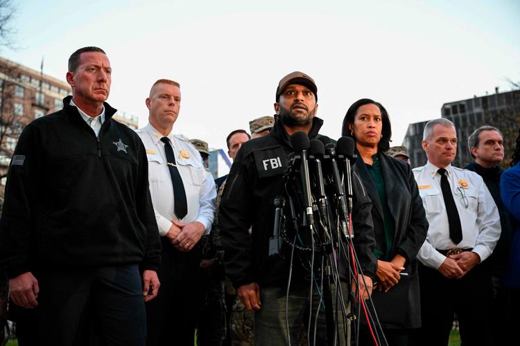  FBI-direktør Kash Patel, direktør for den amerikanske Secret Service, Sean Curran, borgmester i District of Columbia, Muriel Bowser, og den ledende vicepolitichef ved Metropolitan Police Department, Jeffery Carroll deltager i pressekonferencen efter et skyderi i Washingtons centrum onsdag. Foto: Drew Angerer/Ritzau Scanpix