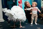 Det Hvide Hus' pressesekretær, Karoline Leavitt, er en af præsident Donald Trumps mest eksponerede medarbejdere. Her ses hun sammen med sin søn, Niko, da Trump i november benådede en kalkun i anledning af thanksgiving. Foto: Andrew Caballero-reynolds/Ritzau Scanpix