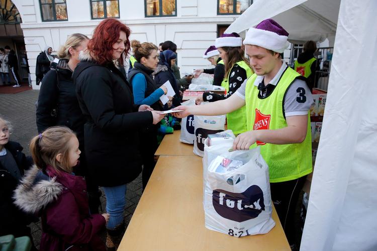 Flere organisationer tilbyder julehjælp. Her er det Frelsens Hær, der uddeler julehjælp på Frederiksberg i 2015. Arkivfoto:  Jens Dresling