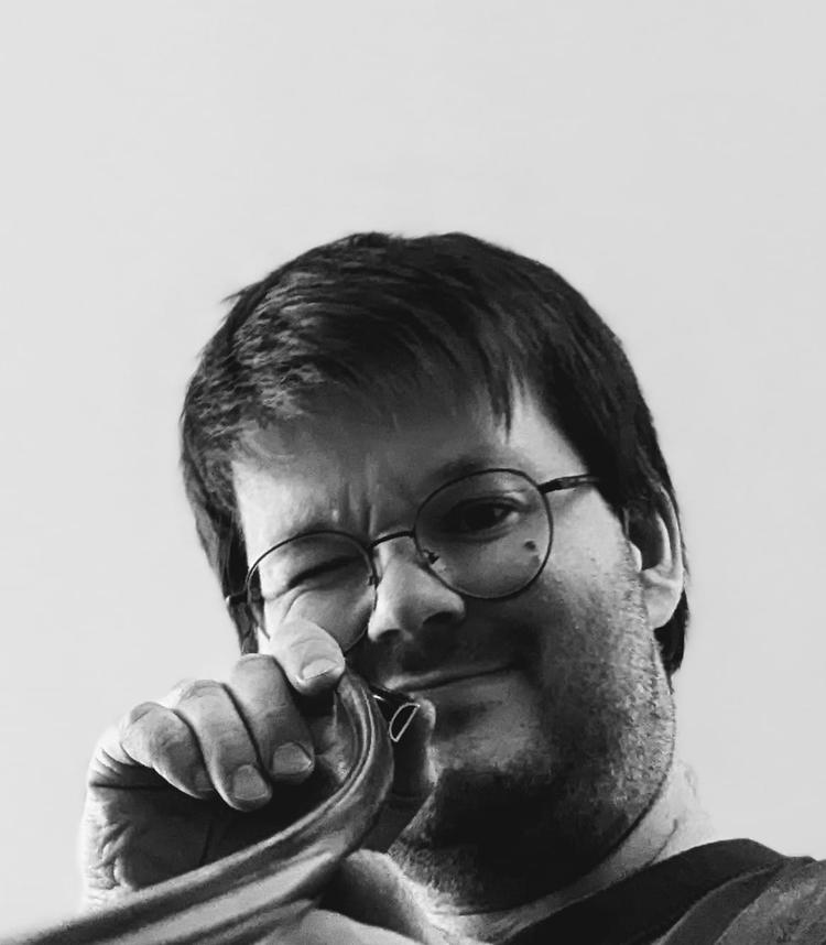 Siden 2019 har 35-årige Jon Hess haft sit eget værksted i Alsace i Frankrig, hvor han bygger buer.  Foto: Privatfoto