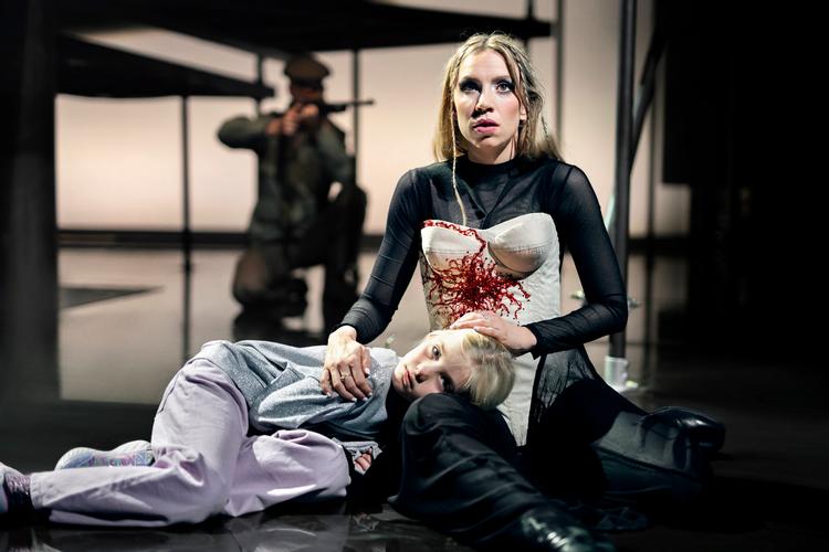 'Bambi er tilbage' er det fjerde stykke af duoen How to Kill a Dog, der består af Emma Sehested Høeg og Jennifer Vedsted Christiansen. Pr-foto Camilla Winther