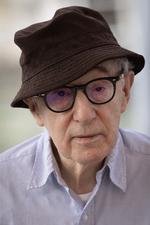 Da Woody Allens film nr. 50, den franske  'Coup de Chance' blev udtaget til Venedig filmfestivalen i 2023, hvor billedet er fra, blev festivalen kritiseret for at opretholde Allens kulturelle status og dermed hvidvaske en mand, der var anklaget - men aldrig dømt - for at have begået et seksuelt overgreb mod sin adoptivdatter i 1992.  Foto: Vianney Le Caer/Ritzau Scanpix
