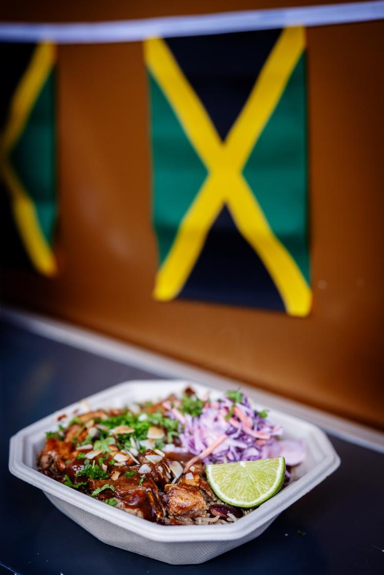 Det absolut bedste måltid kom fra den caribiske vogn, der også har madmarkedets bedste frokosttilbud til prisen på 55 kroner.  Foto: Miriam Dalsgaard