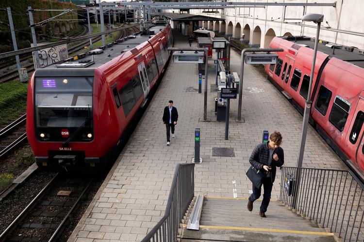 I en længere periode har der været udfordringer med sporarbejde på S-togsnettet. Nu håber DSB, at de kan lokke flere til at komme tilbage til S-toget – i første omgang om søndagen. Foto: Thomas Borberg