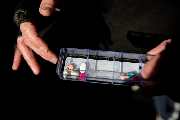  Især borgere med en eller flere kroniske sygdomme kan stå med store udfordringer, når medicin bliver en fast del af hverdagen. Bente Klarlund foreslår en læser, at hendes 85-årige mor tager imod tilbuddet om en gratis medicinsamtale på apoteket.  Foto: Martin Lehmann