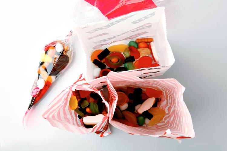 Hverken en læser eller Bente Klarlund Pedersen kan forstå, hvorfor slik og chokolade bliver billigere. Vores børn bader i forvejen i alt for meget slik til daglig. Foto: Mette Duedahl