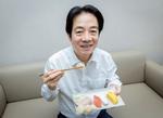 Taiwans præsident Lai Ching-te optog i sidste uge en video, hvor han spiser sin sushi-frokost bestående af kammuslinger fra Japan: »Måske er tiden inde til japansk mad«, sagde han. Foto: Taiwan Presidential Office/Ritzau Scanpix