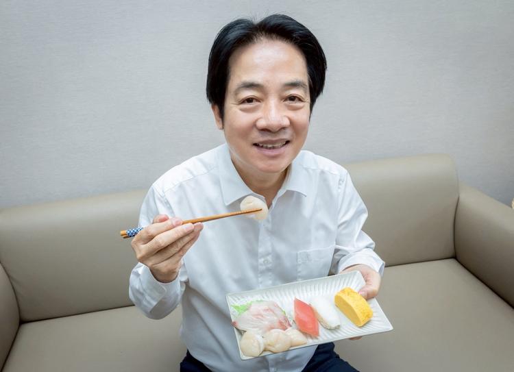 Taiwans præsident Lai Ching-te optog i sidste uge en video, hvor han spiser sin sushi-frokost bestående af kammuslinger fra Japan: »Måske er tiden inde til japansk mad«, sagde han. Foto: Taiwan Presidential Office/Ritzau Scanpix