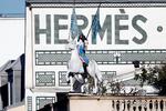 Hermès har eksisteret siden 1837 – billedet er dog fra 2014 – og at der er penge i firmaets luksusvarer, vidner podcasten fra Wall Street Journal om. Her handler det om 15 forsvundne milliarder dollar.  Arkivfoto:  Charles Platiau