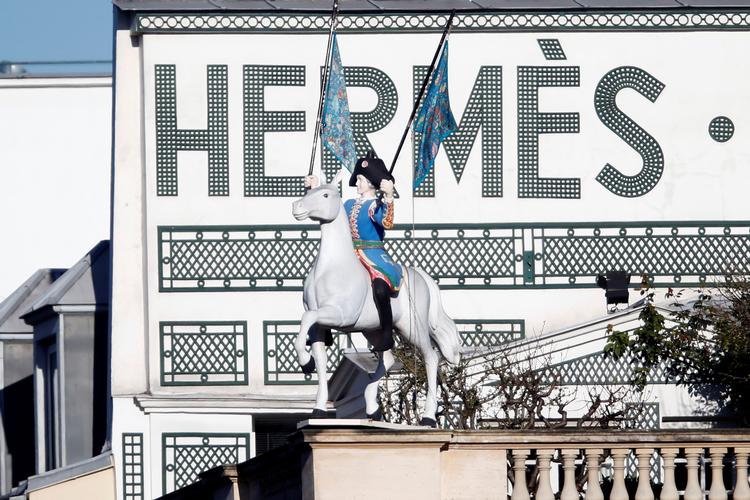 Hermès har eksisteret siden 1837 – billedet er dog fra 2014 – og at der er penge i firmaets luksusvarer, vidner podcasten fra Wall Street Journal om. Her handler det om 15 forsvundne milliarder dollar.  Arkivfoto:  Charles Platiau