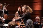 Frisk fra London og The Proms var Elim Chan en stærk og fokuseret dirigent ved Torsdagskoncerten. Foto: Flemming Bo Jensen