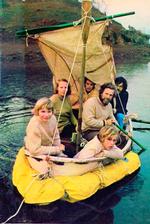 Så tæt sad familien ude på Stillehavet, da de blev reddet. Fotoet her er taget ved en senere lejlighed, da de var tilbage i England. Jollen fik de et nært forhold, og den var med ved faren Dougal Robinsons begravelse.  Foto: Douglas Robertson