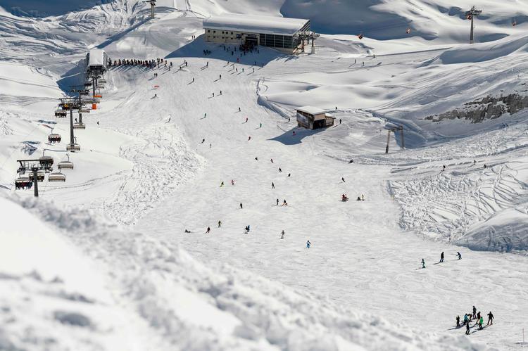På bjerget Zugspitze nær byen Garmisch-Partenkirchen i det sydlige Tyskland, åbnede skisæsonen fredag den 28. november snedækkede bjergsider. Det er blot et af mange skisportssteder i Alperne, hvor der lige nu ligger masser af sne. Foto: Philipp Guelland/Ritzau Scanpix