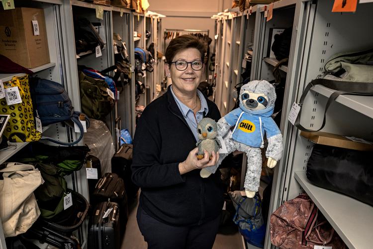 Winnie Margrethe Andreasen med dagens bamsehøst hos DSB Hittegods Foto: Martin Lehmann