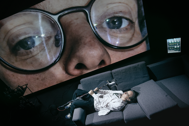 Kristoffer Helmuth er fængende vært i en pseudodybsindig Kahoot-quiz på Odense Teater. Foto: Amanda Bødker/Odense Teater