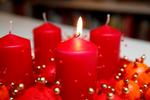 Første søndag i advent markeres traditionelt ved at tænde første lys i adventskransen. Rent sprogligt optræder udtrykket de senere år stadig oftere uden søndagen i, så det bliver til 'første advent'. Og det irriterer flere.   Arkivfoto:  Jens Dresling
