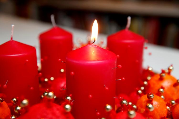 Første søndag i advent markeres traditionelt ved at tænde første lys i adventskransen. Rent sprogligt optræder udtrykket de senere år stadig oftere uden søndagen i, så det bliver til 'første advent'. Og det irriterer flere.   Arkivfoto:  Jens Dresling