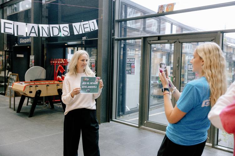 Ida Auken, valgt til Folketinget på Frederiksberg, vil gerne give sin megafon til de utilfredse lærerstuderende på Nyelandsvej. Foto: Peter Maunsbach