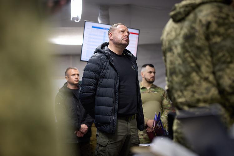 Stabschef Andrij Jermak har siden krigens begyndelse stået ved Zelenskyjs side. Nu har stabschefen trukket sig på grund af en korruptionsskandale.  Foto: Presidential Office of Ukraine/Ritzau Scanpix