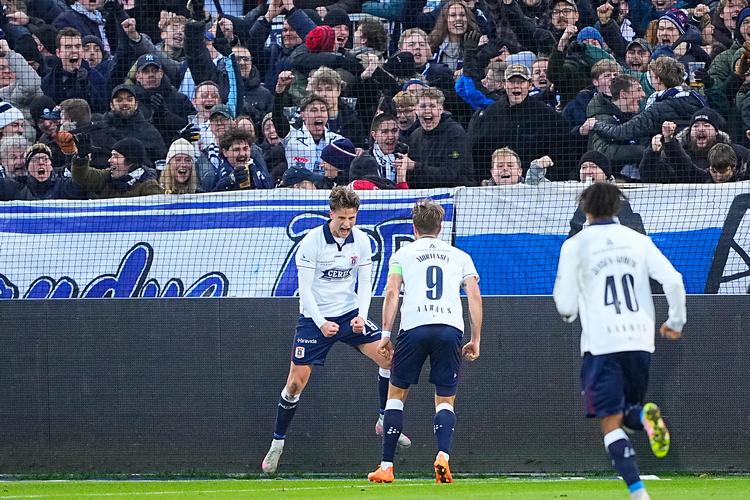 AGF-spillerne og -fansene storjublede, da Rasmus Carstensen gjorde det til 2-0 over FC København og sendte Superligaens førerhold på kurs mod endnu en sejr. Foto: Bo Amstrup/Ritzau Scanpix