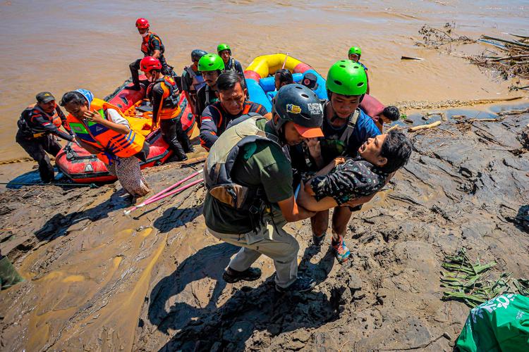 Lokale fra Aceh-provinsen i Indonesien bliver evakueret fra deres hjem efter jordskred. Foto: Amanda Jufrian/Ritzau Scanpix
