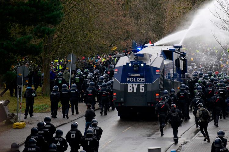Politiet havde udkommanderet cirka 6.000 betjente for at sikre, at de unge AfD'ere kunne stifte Generation Deutschland. Foto: Sascha Schuermann/Ritzau Scanpix