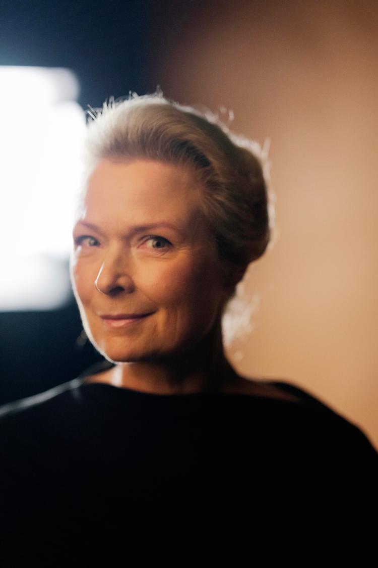 Helle Helle er vokset op i Rødby, hvor moderen havde parfume-, fødevare-og tøjforretning (kæden hed Tatol, siden Partex), og hun har selv ekspederet i parfumekiosken på færgerne, hun skriver om i sit folkelige gennembrud ’Rødby- Puttgarden’. Foto: Miriam Dalsgaard