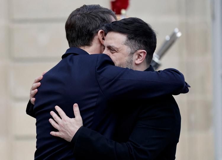 Den franske præsident Emmanuel Macron tog varmt imod den ukrainske præsident Zelenskyj, da han mandag var i Paris for at sikre fortsat europæisk støtte til Ukraine.  Foto: Stephane De Sakutin/Ritzau Scanpix